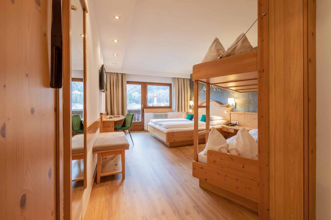 Familien- & Vitalhotel Auenhof Fulpmes Exterior foto